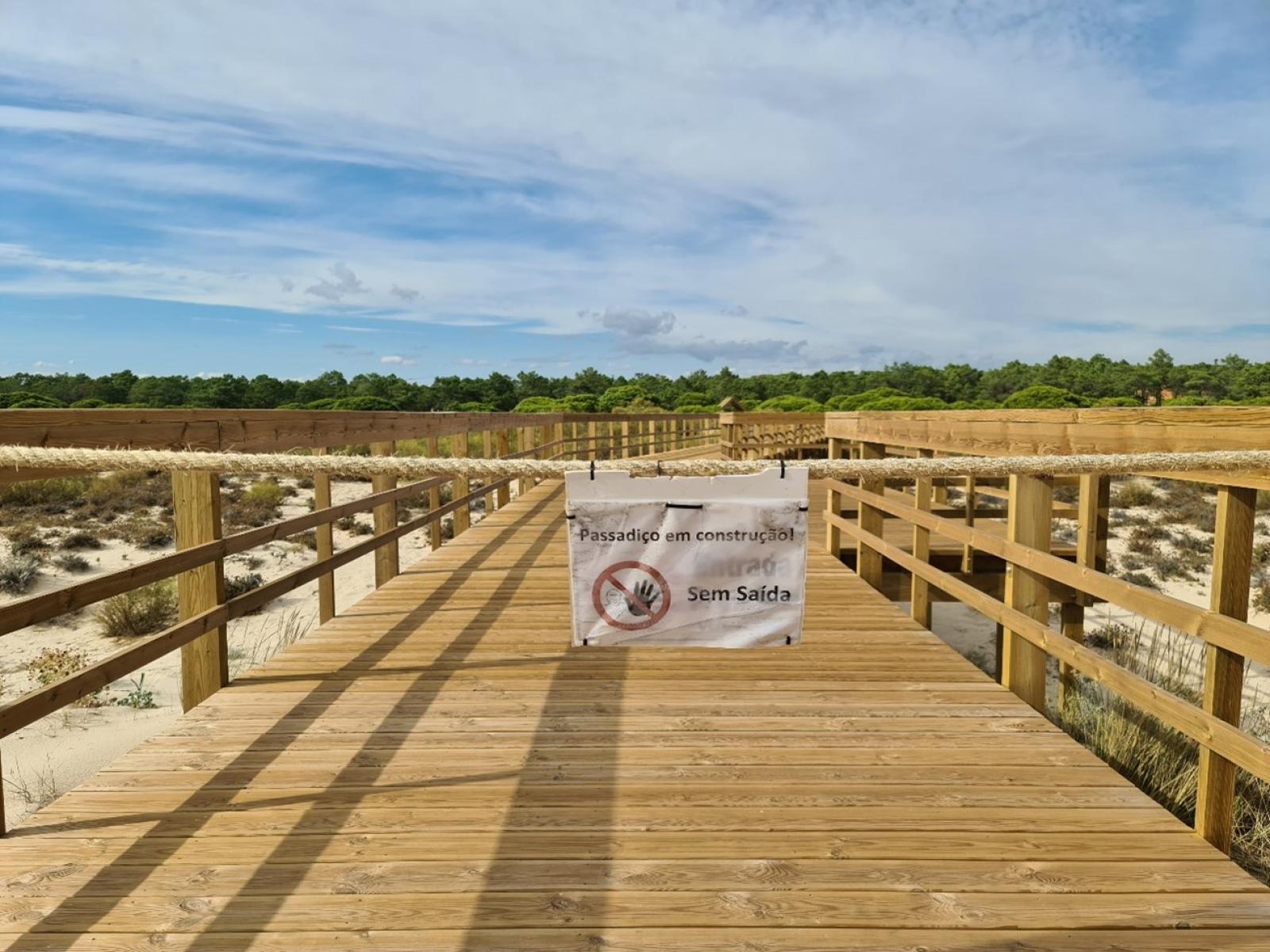 Passadiço da Praia Verde, em direção ao resort Verdelago, proibindo a deslocação numa área pública.