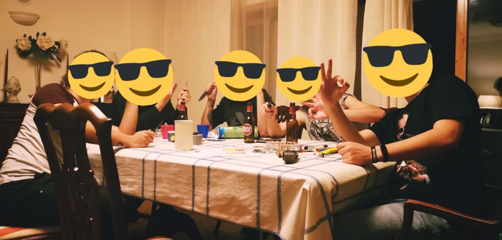 Membros dos PB Portugal com facas