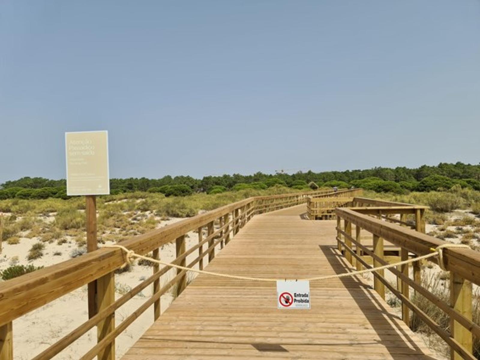 Passadiço da Praia Verde, em direção ao resort Verdelago