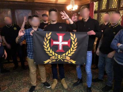 Três dos dirigentes dos PB Portugal em York, no Reino Unido, com os PB Britannia | Telegram dos PB Portugal