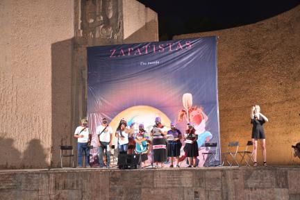 Palco dos zapatistas da Praça Colombo, em Madrid
