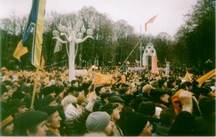 Protesto em Kharkiv, durante a "Revolução Laranja", 2004.