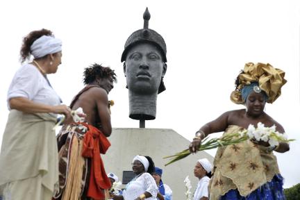 Em comemoração ao Dia da Consciência Negra, grupos fazem homenagens junto ao Monumento a Zumbi dos Palmares, na região central do Rio de Janeiro (Tânia Rêgo/Agência Brasil) [CC BY 2.0]
