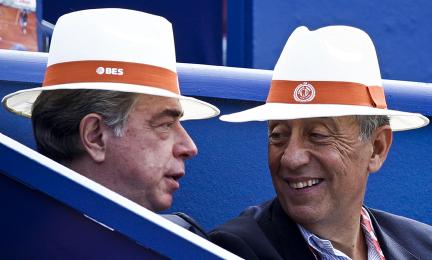 O ex presidente do Banco Espírito Santo, Ricardo Salgado, conversa com o antigo líder do Partido Social Democrata, Marcelo Rebelo de Sousa (D), durante uma partida do Estoril Open, 5 de maio de 2009. JOSÉ SENA GOULÃO/LUSA