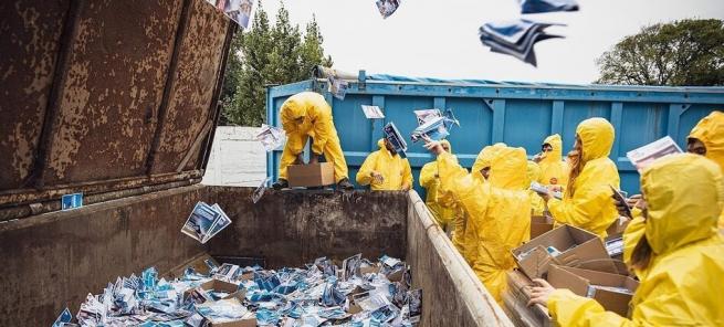 Panfletos da AfD a serem deitados ao lixo