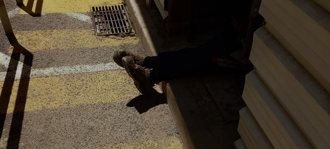 trabalhador a dormir em obra