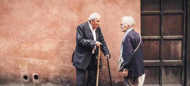 dois idosos conversam